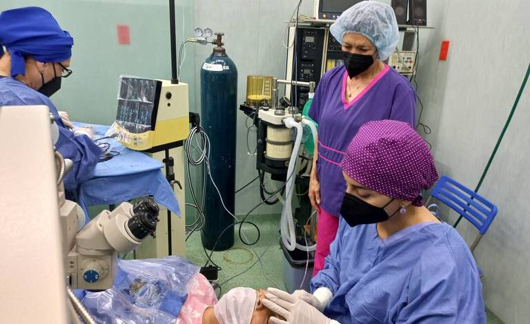 Realizan hasta cinco cirugías oftalmológicas diarias en la Clínica del Club de Leones