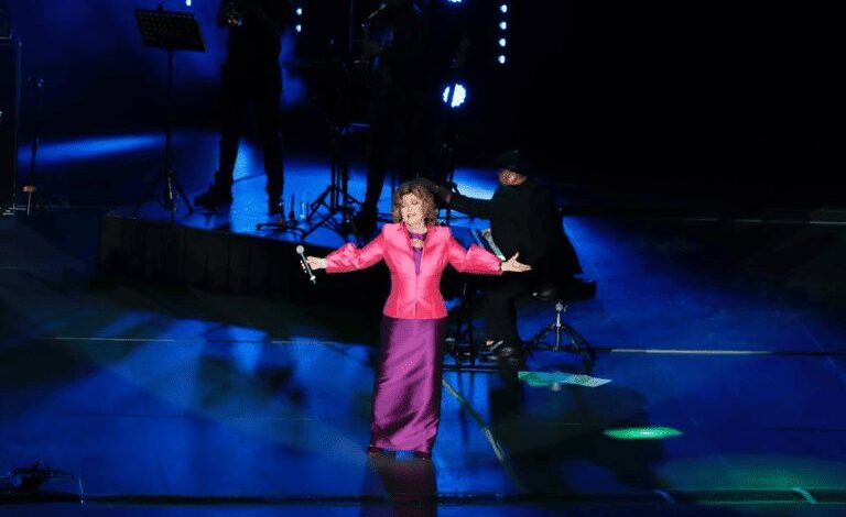 Angélica María cae en plena presentación en el Auditorio Nacional de México