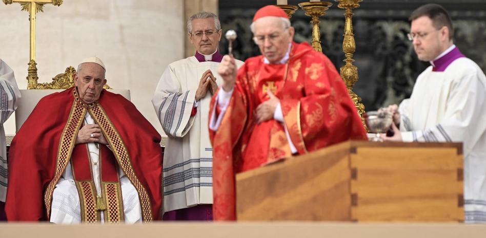 El papa emérito Benedicto XVI ya reposa en la cripta vaticana tras sobrio funeral