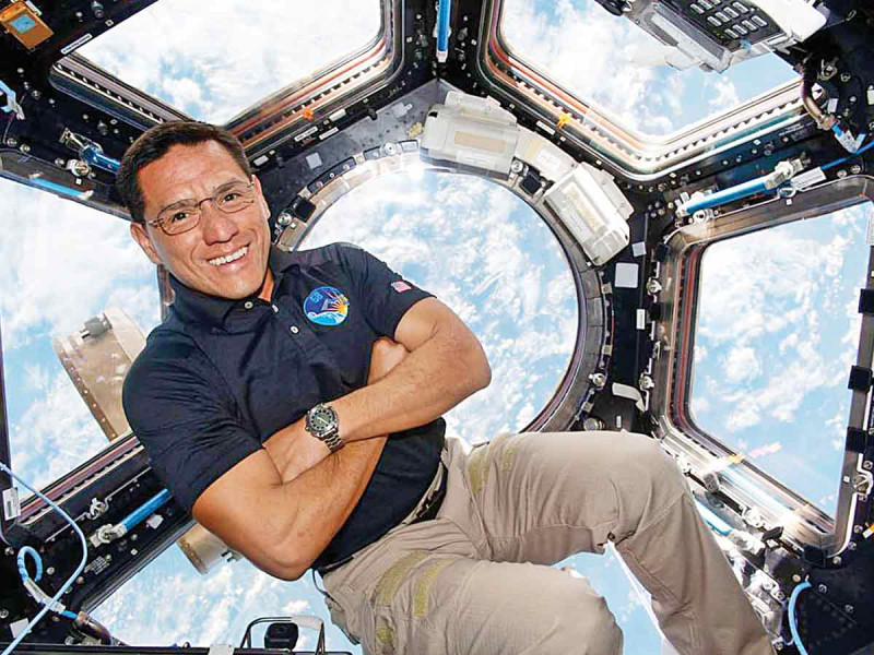 Frank Rubio fue al espacio y llevó fotografías de amigos