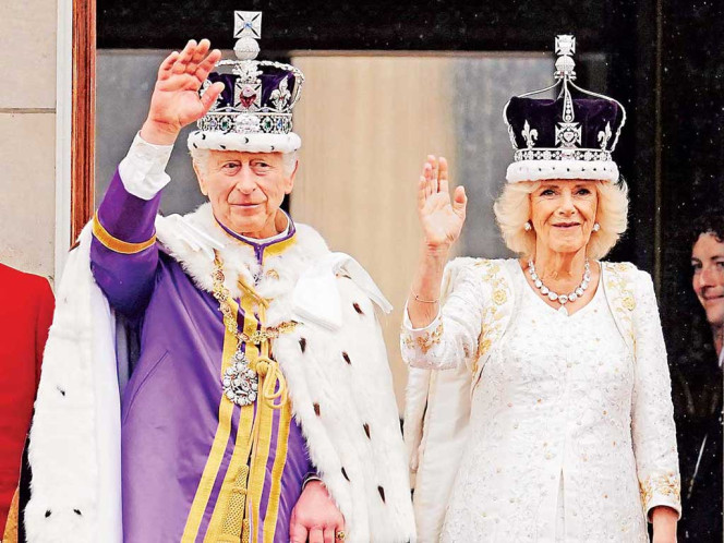 Inicia la era de Carlos III: le ciñen, al fin, la corona de San Eduardo