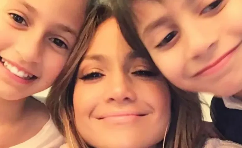Jennifer López, habla de lo difícil que ha sido exponer a sus hijos ante la opinión pública