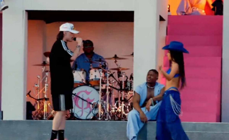 Peso Pluma canta con Becky G en Coachella