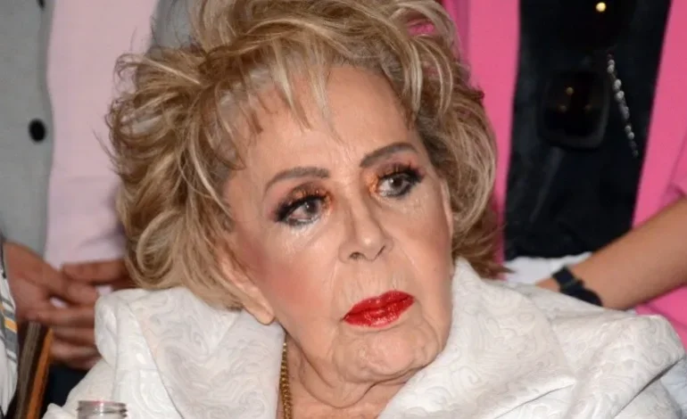 Silvia Pinal levanta la mano para entregar a Michelle Salas en el altar tras rechazo de Luis Miguel