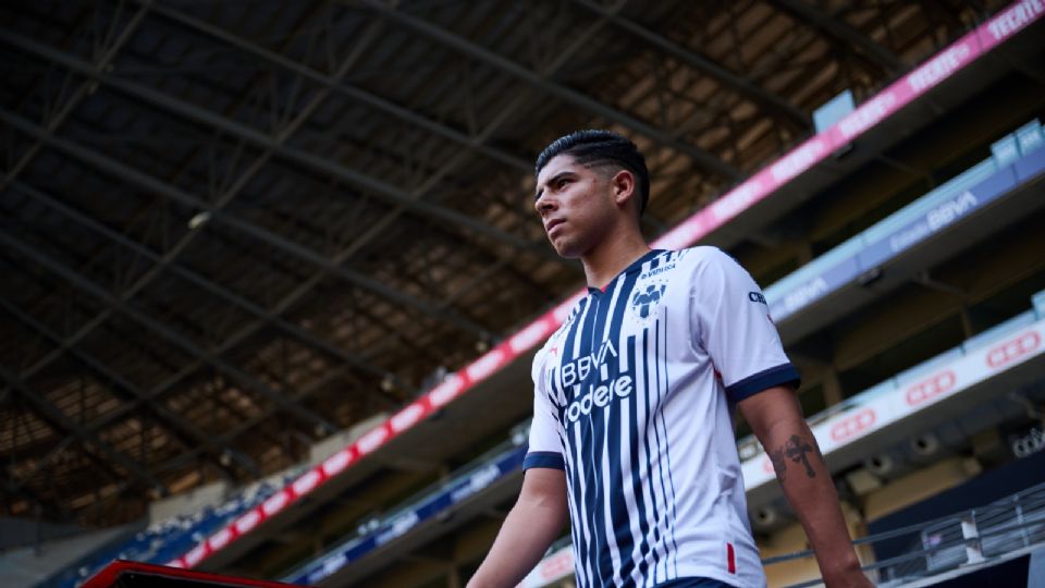 Víctor Guzmán tomaría la titularidad en la central de Rayados