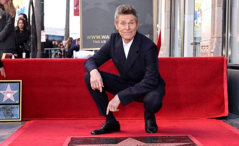 Willem Dafoe recibe estrella en el Paseo de la Fama de Hollywood: no puedo dejar de sonreír