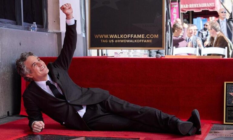 Mark Ruffalo recibió su estrella en el Paseo de la Fama de Hollywood