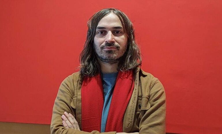 Matias Piñeiro abandona el mundo shakesperiano y se abre a los diálogos con ‘Tú me abrasas’