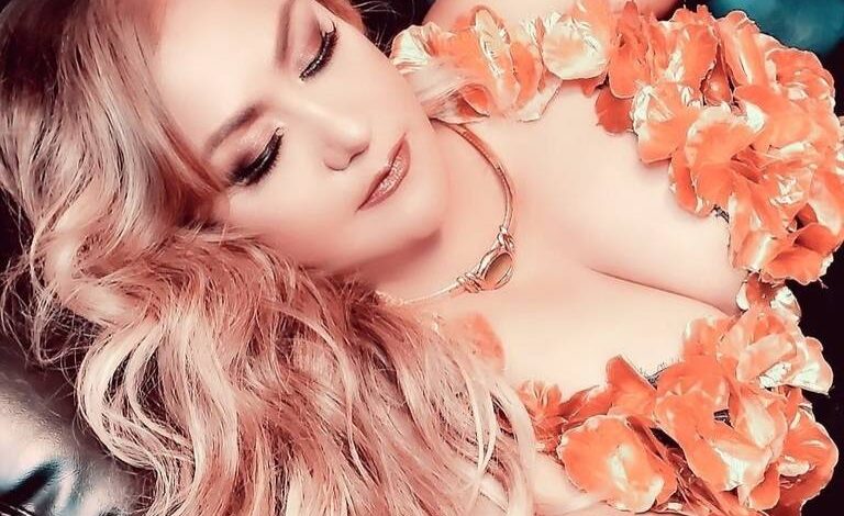 Cantautora Maribel Arriaga, una figura que brilla con luz propia