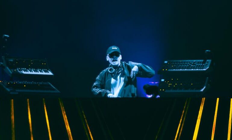 Bizarrap arma tremenda fiesta en el Pepsi Center