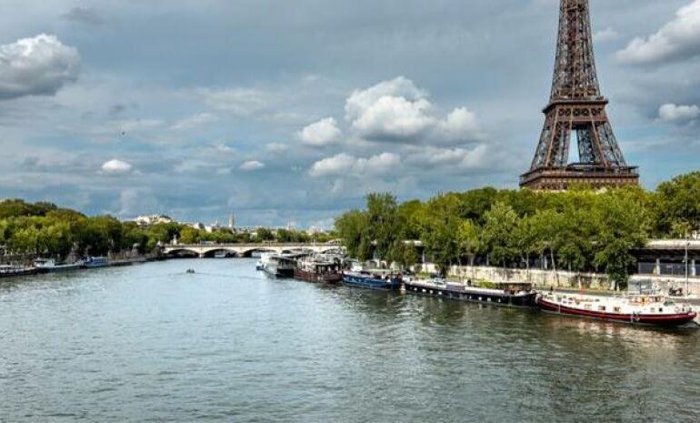 La alcaldesa de París mantiene su promesa de bañarse en el Sena antes de los JO