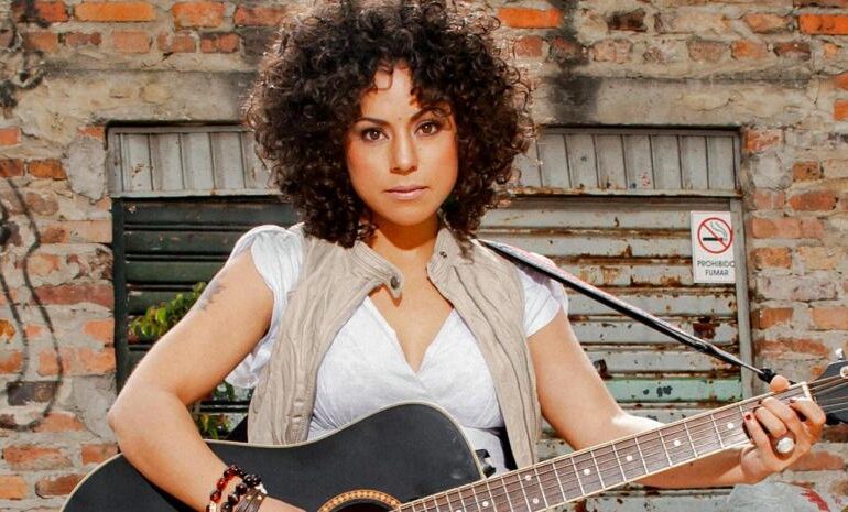 Ilona busca, “romper con lo establecido para los artistas de rock y pop”