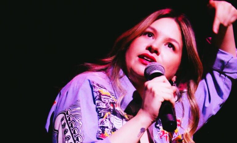 Grecia Castillo lleva su humor y reflexión al Pepsi Center con ‘Ya estoy medicada’