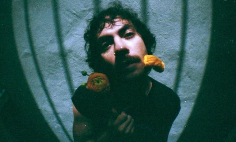 Tuli invita al crecimiento personal con su disco debut ‘Dejando flores’