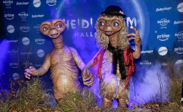 Rinde Heidi Klum honor a E.T. en fiesta anual de Halloween