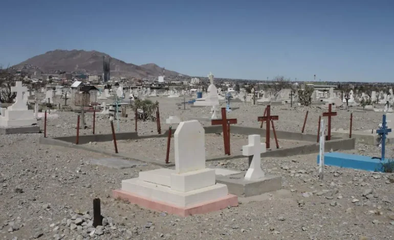 Autoridades no cuentan con reportes de personas que vivan en panteones