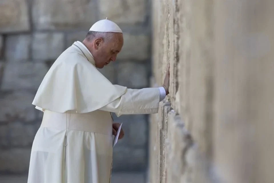 Comparte Israel condolencias por Papa y las borra