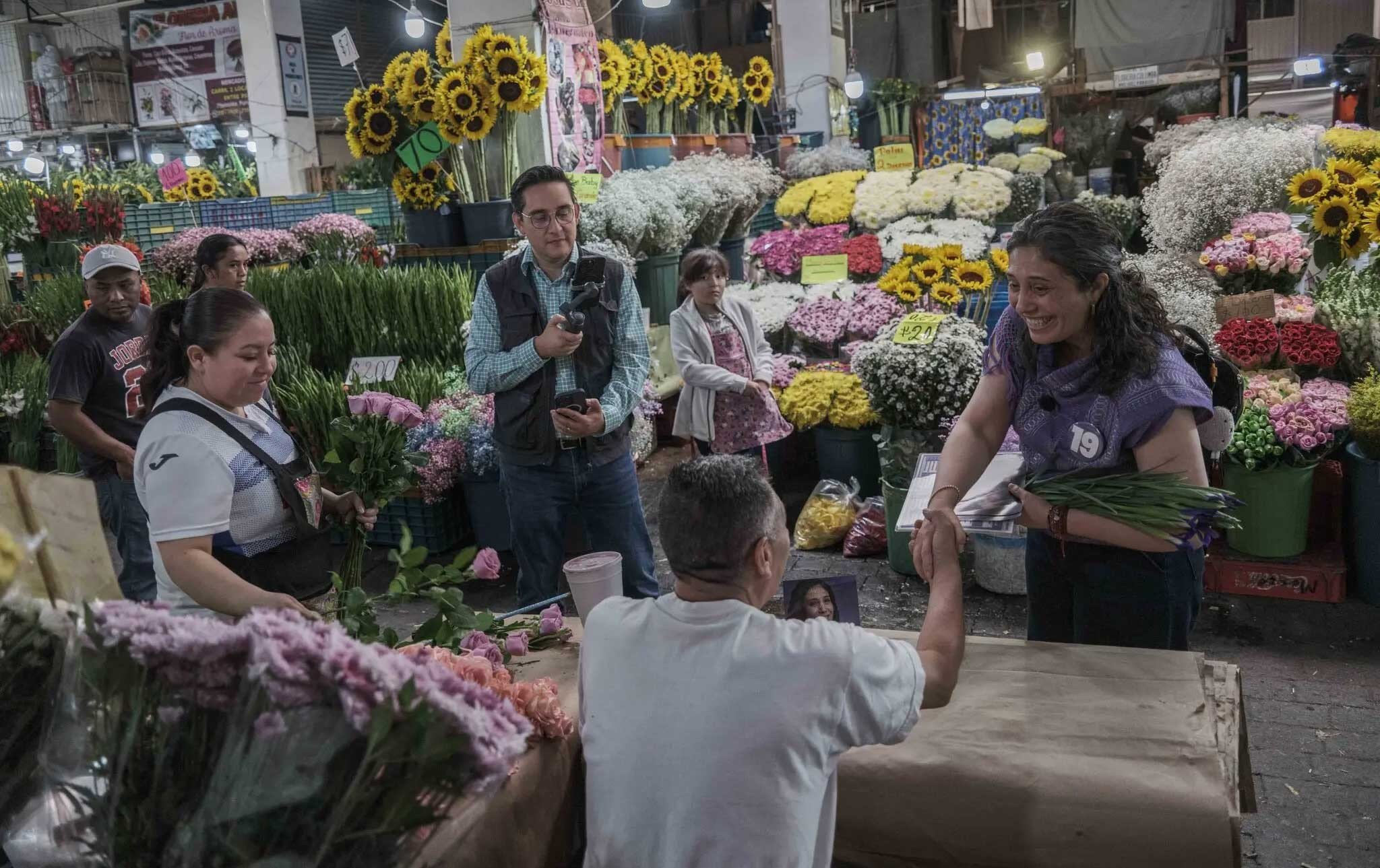 Candidatos a jueces hacen campaña en TikTok y Tinder