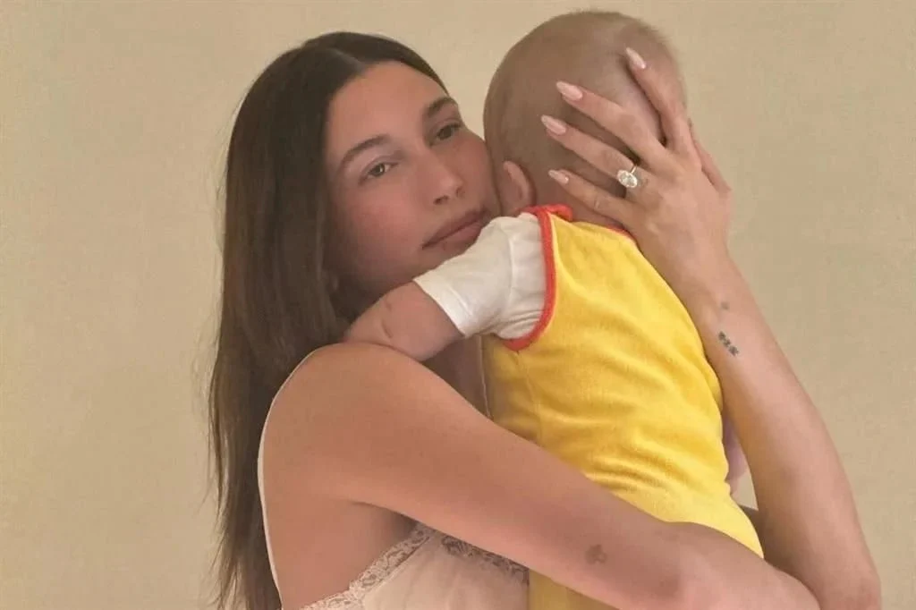 Revela Hailey Bieber que sufrió complicaciones posparto