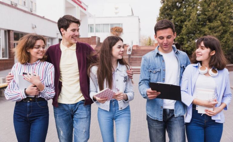 La brecha generacional: solo un tercio de los países logra involucrar efectivamente a los jóvenes en la toma de decisiones educativas