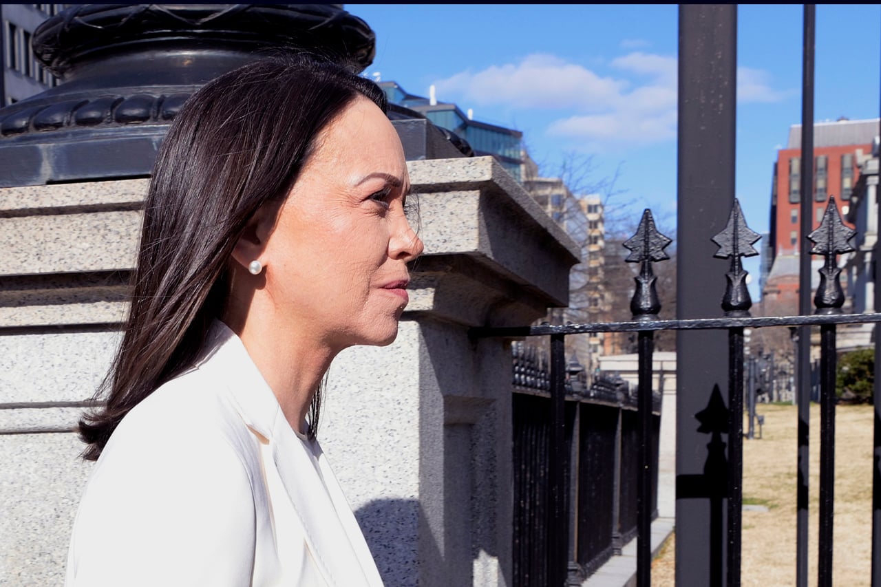 “La Extraña Amistad: Trump Revela Detalles Inéditos sobre Su Supuesta ‘Obsequia’ con María Corina Machado, Vencedora del Premio Nobel de la Paz”