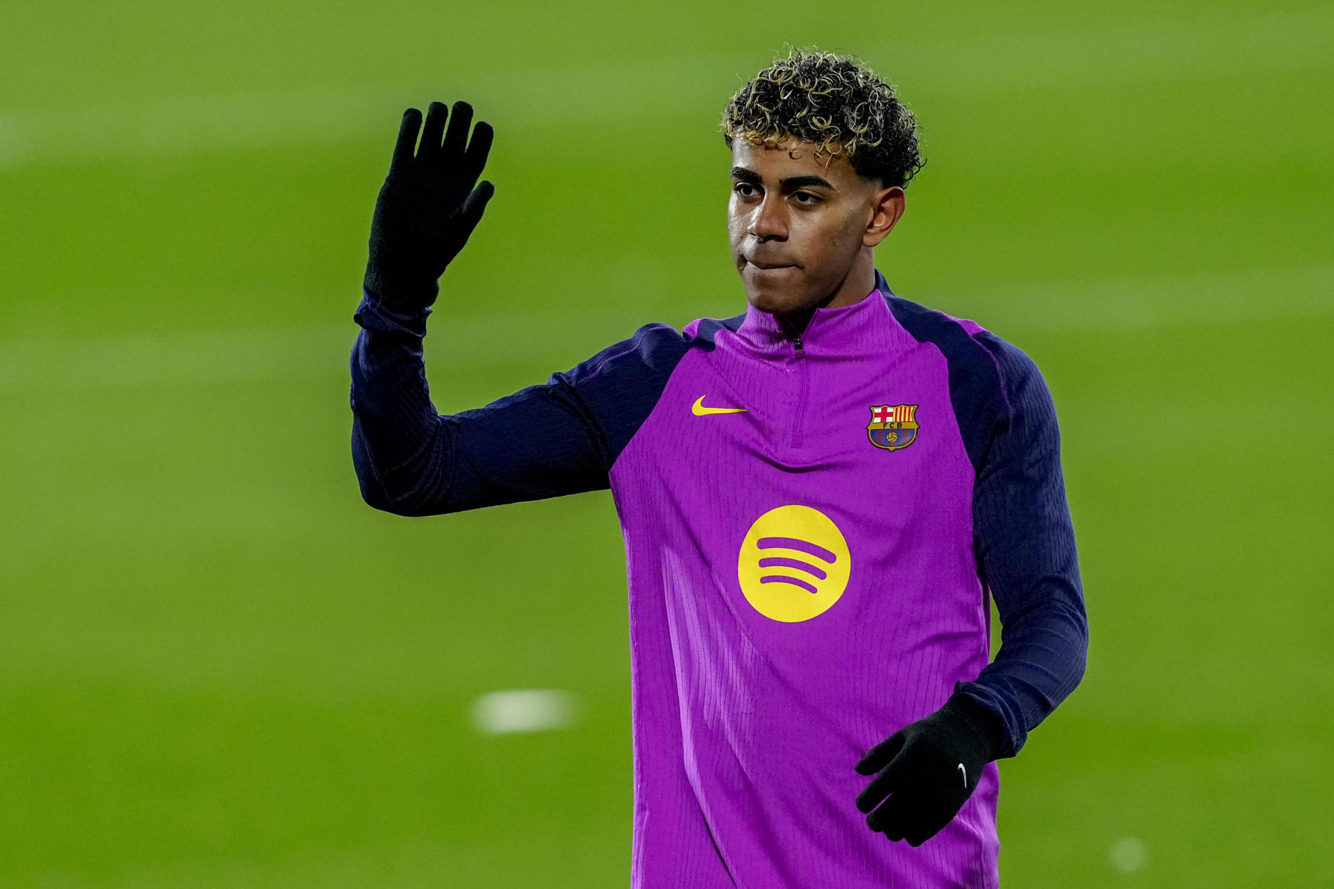 El regreso en la mira: Lamine Yamal, el jugador con la pelota a su pie para unirse al Espanyol.